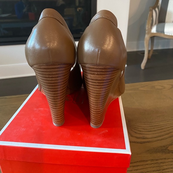 Coach 1941 Tan Larchmont Sheep Napa Ginger 9m Wedges - Picture 5 of 5